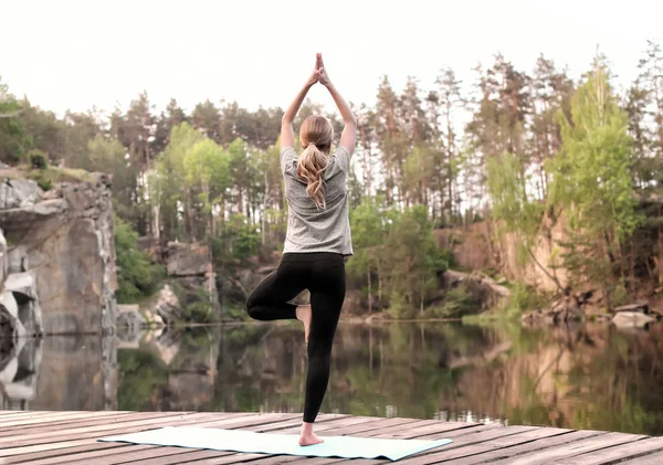 Schöne Junge Frau Praktiziert Morgens Yoga Freien — Stockfoto