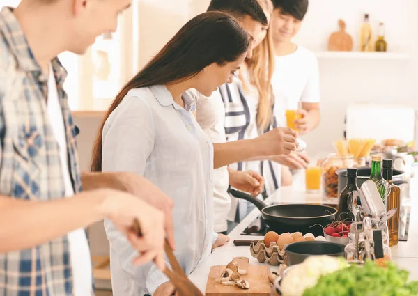 Freunde Kochen Gemeinsam Der Küche — Stockfoto