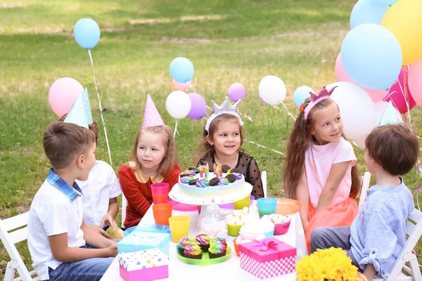 Crianças Bonitos Comemorando Aniversário Livre — Fotografia de Stock