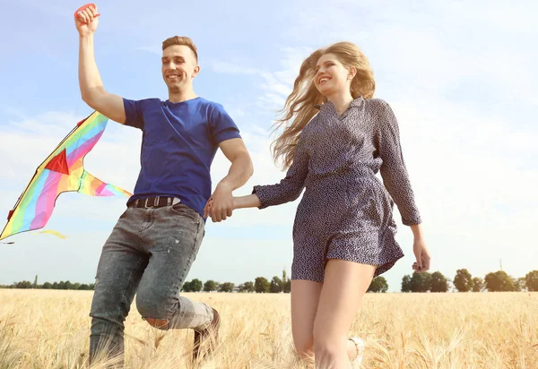 Vliegende Kite Gelukkig Jong Koppel Een Veld — Stockfoto