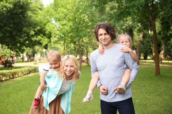 Happy Family Walking Green Park — Stock Photo, Image