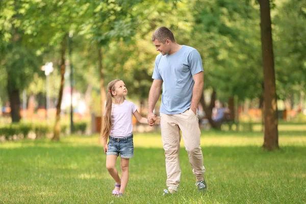 Boldog Apa Lánya Zöld Parkban — Stock Fotó