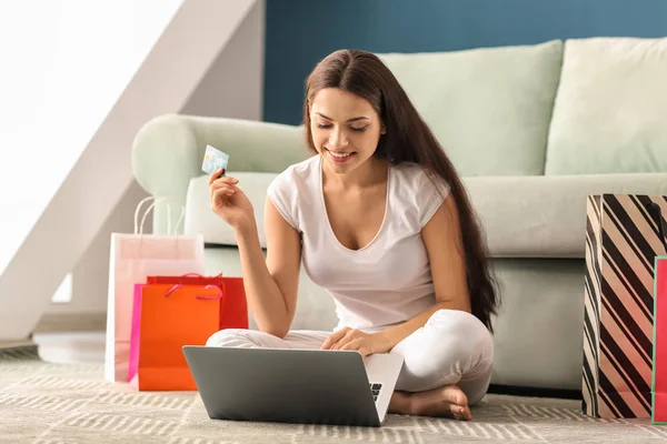 Jonge Vrouw Online Winkelen Met Creditcard Laptop Thuis — Stockfoto