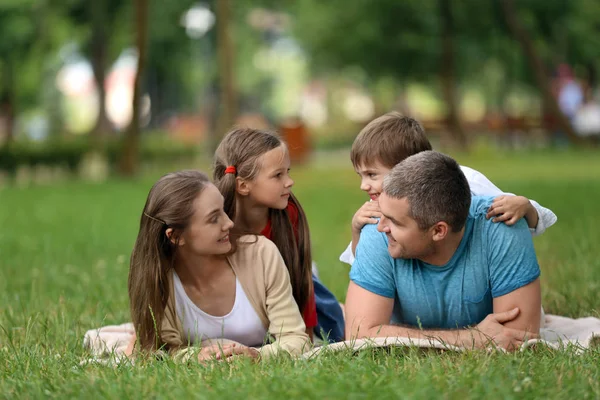 Felice Famiglia Che Riposa Sul Plaid Nel Parco — Foto Stock