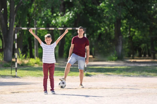 Piccolo Ragazzo Con Suo Padre Che Gioca Calcio Sul Campo — Foto Stock