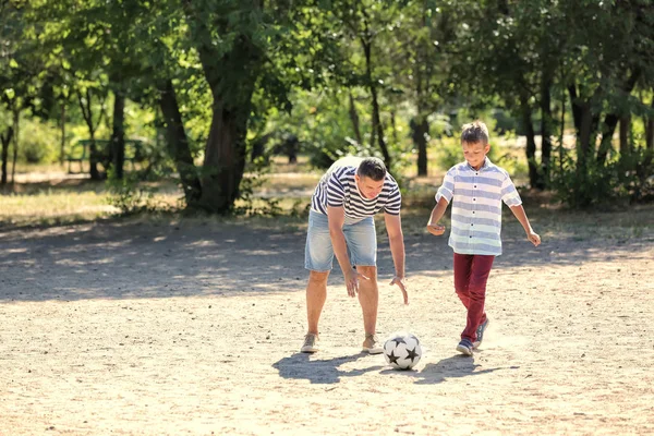 Açık Havada Futbol Oynarken Babası Olan Küçük Çocuk — Stok fotoğraf
