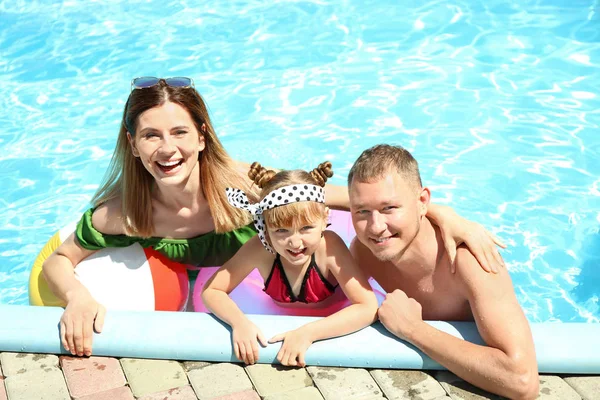 Família Feliz Descansando Piscina — Fotografia de Stock