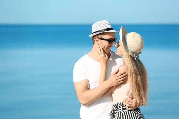 Glada Unga Par Nära Havet Sommardag — Stockfoto