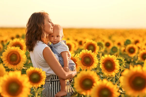 Piękna Kobieta Jej Synka Słonecznikowe Pole Słoneczny Dzień — Zdjęcie stockowe