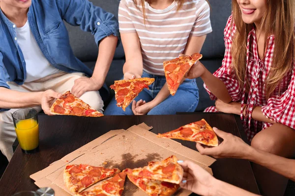 Jugendliche Haben Spaß Bei Party Mit Leckerer Pizza — Stockfoto
