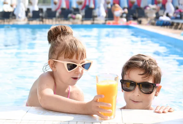 Cute Children Glasses Juice Swimming Pool Summer Day — Stock Photo, Image