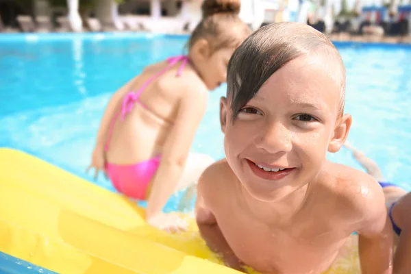 Enfants Mignons Nageant Dans Piscine Jour Été — Photo