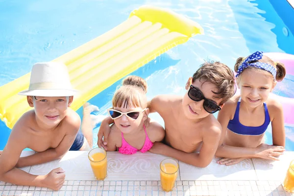 Crianças Bonitas Com Copos Suco Piscina Dia Verão — Fotografia de Stock