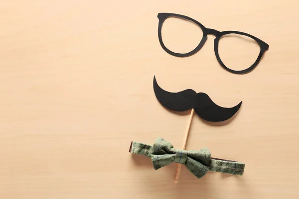 Moustache Papier Lunettes Noeud Papillon Sur Fond Bois Fête Des — Photo