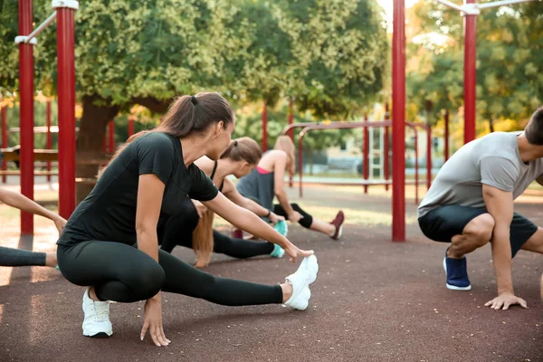 Groep Sportieve Mensen Training Sportief Gebied Buiten — Stockfoto