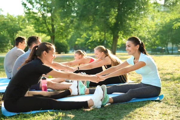 Group Sporty People Training Park — Stock Photo, Image