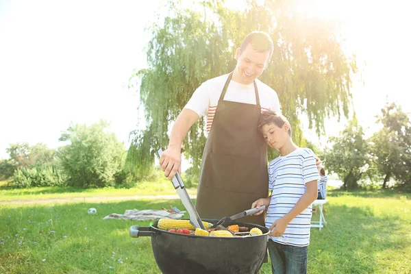 Menino Com Seu Pai Cozinhar Comida Saborosa Churrasqueira Livre — Fotografia de Stock