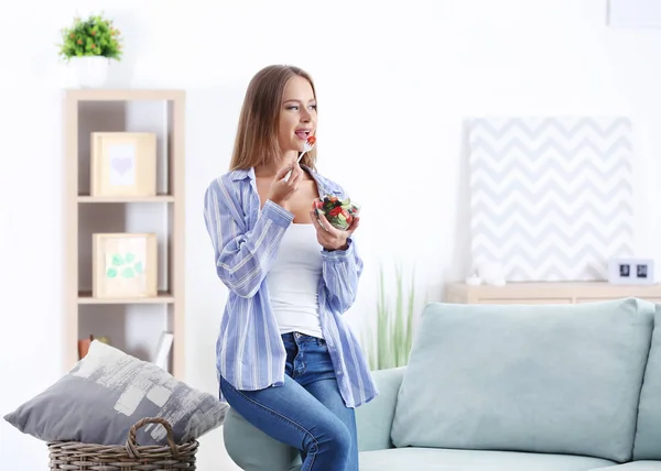 Beautiful Woman Eating Fresh Vegetable Salad Home — Stock Photo, Image