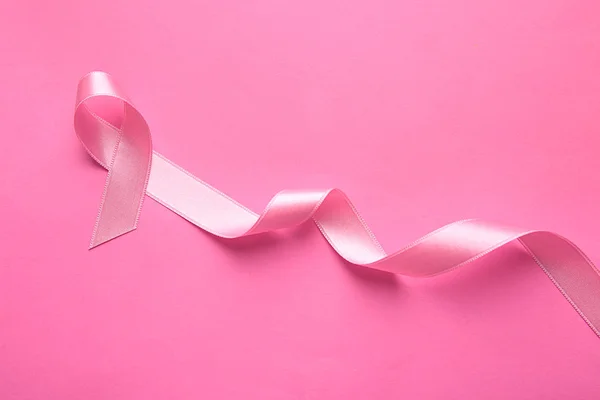 彩色背景上的粉红缎带 乳腺癌概念 — 图库照片