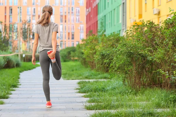 Sportig Ung Kvinna Träning Utomhus — Stockfoto