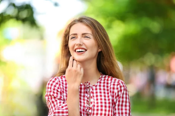 Portret Van Een Mooie Jonge Vrouw Buiten — Stockfoto