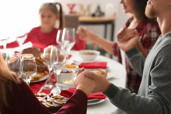 Família Rezando Antes Ter Jantar Natal Casa — Fotografia de Stock