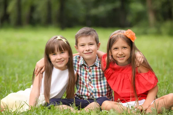 Crianças Bonitos Parque Dia Verão — Fotografia de Stock