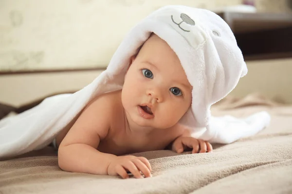 Niedliches Baby Mit Handtuch Hause Auf Dem Bett Liegend — Stockfoto