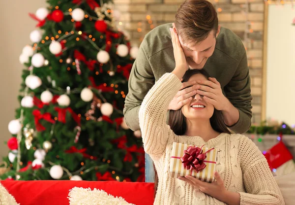 Young Woman Receiving Christmas Gift Her Husband Home — Stock Photo, Image