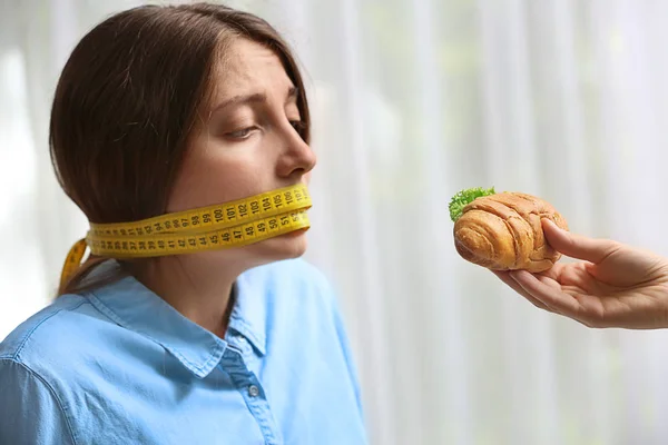 Kínál Ízletes Croissant Szendvics Fiatal Mérőszalag Ezen Környéken Száját Világos — Stock Fotó