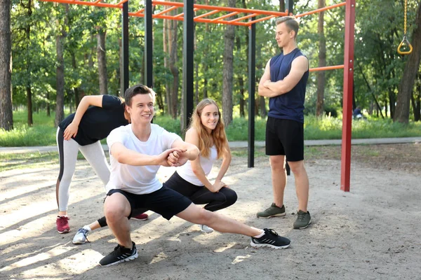 Jóvenes Deportistas Entrenando Aire Libre — Foto de Stock