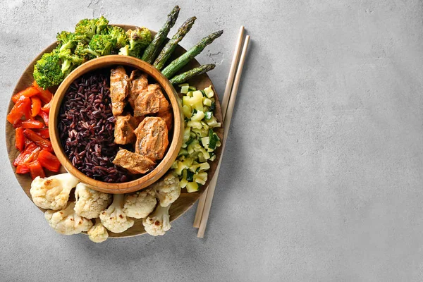 Sabroso Arroz Salvaje Hervido Con Carne Tazón Verduras Una Mesa —  Fotos de Stock