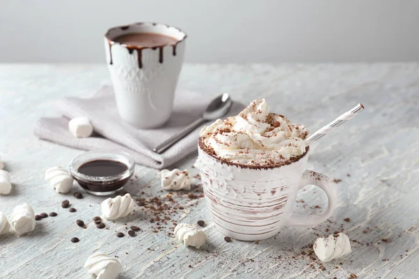 Kopjes Heerlijke Cacao Met Room Marshmallows Lichttafel — Stockfoto