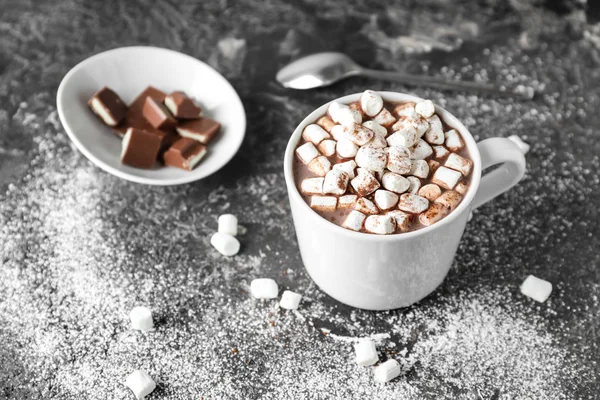 Tasse Köstlichen Kakao Mit Marshmallows Und Schokolade Auf Grunge Tisch — Stockfoto