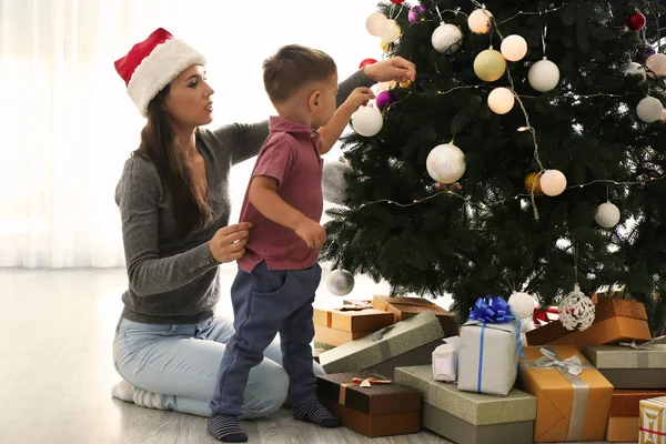 Menino Sua Mãe Decorando Árvore Natal Casa — Fotografia de Stock