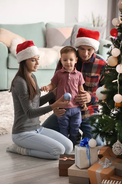 Boldog Család Díszítő Karácsonyfa Otthon — Stock Fotó