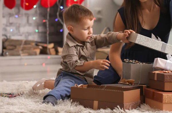 Netter Kleiner Junge Mit Weihnachtsgeschenken Hause — Stockfoto