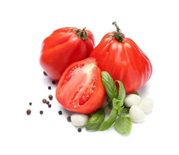 Heerlijke Tomaten Mozzarella Kaas Verse Basilicum Witte Achtergrond — Stockfoto