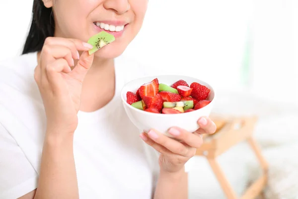 Kadın Portre Sağlıklı Meyve Salatası Evde Yemek — Stok fotoğraf