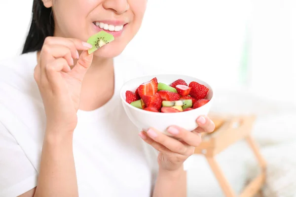 Frau Isst Gesunden Obstsalat Hause Nahaufnahme — Stockfoto