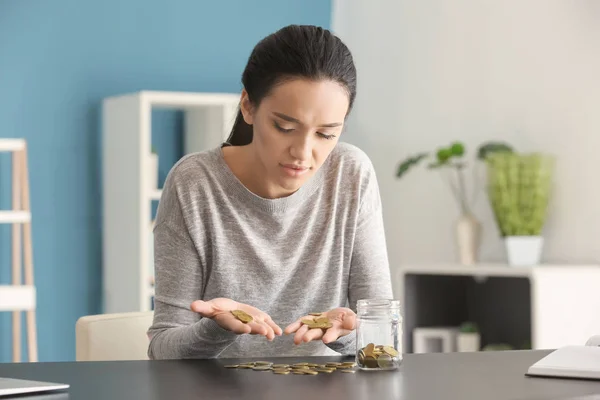 Oroliga Ung Kvinna Som Räknar Mynt Vid Bord — Stockfoto