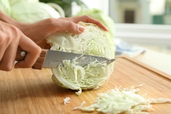 Woman Cutting Fresh Cabbage Closeup — Stock Photo, Image