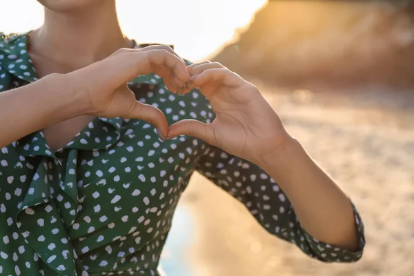 Woman Making Heart Her Hands Outdoors Closeup — Stock Photo, Image