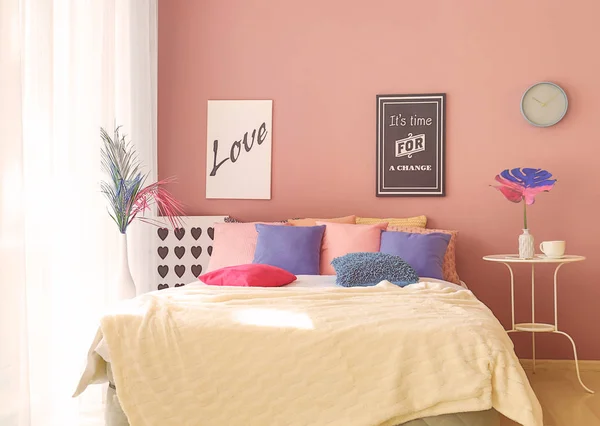 Interieur Van Moderne Comfortabele Slaapkamer Met Kleur Tropische Verlaat — Stockfoto