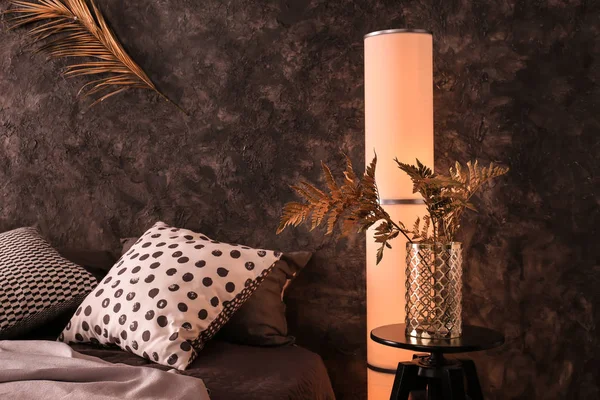 Vase Mit Goldenen Tropischen Blättern Inneren Des Modernen Komfortablen Schlafzimmers — Stockfoto
