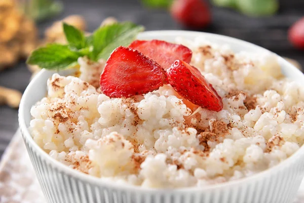 Bol Avec Délicieux Pouding Riz Fraise Gros Plan — Photo