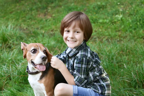 Netter Kleiner Junge Mit Hund Ruht Grünen Park — Stockfoto