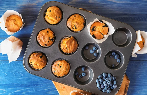 Teglia Forno Con Muffin Mirtillo Sul Tavolo Colore — Foto Stock