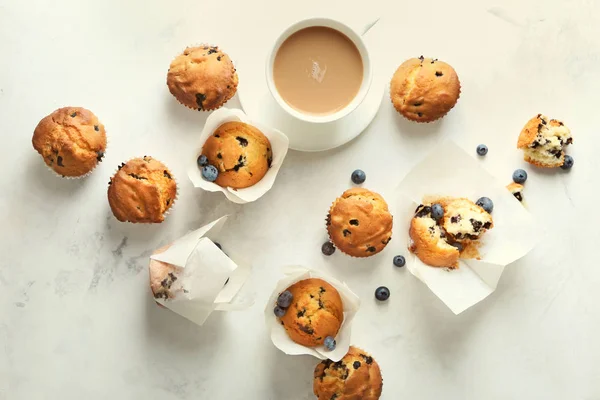 Νόστιμο Βακκινίων Muffins Φλιτζάνι Του Καφέ Λευκό Τραπέζι — Φωτογραφία Αρχείου