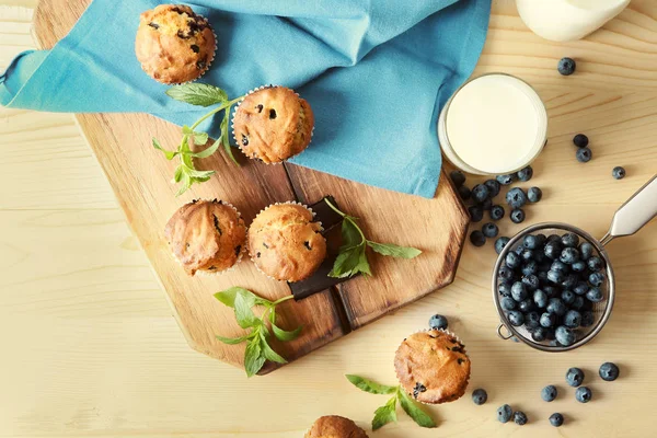 Holzbrett Mit Leckeren Blaubeer Muffins Auf Hellem Tisch — Stockfoto